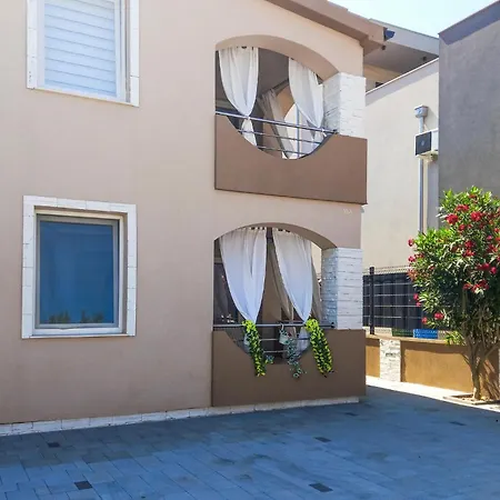 1 Bedroom Cozy In *