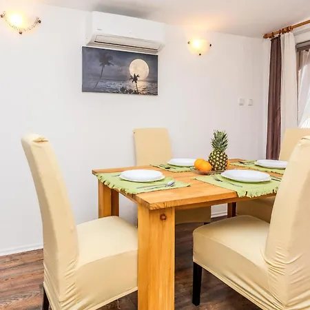 1 Bedroom Cozy In Appartement